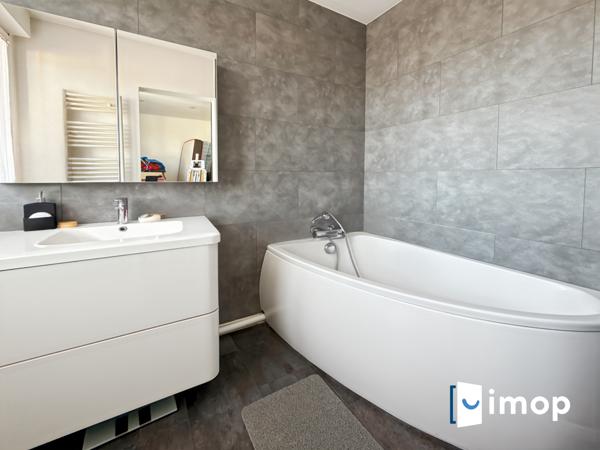 Batiment de 590m2 sur un terrain de 2169m2
