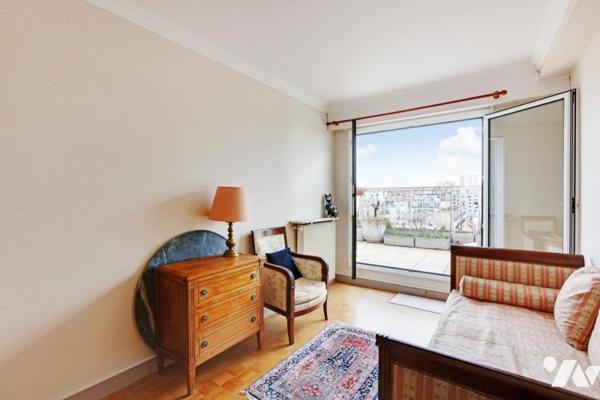 Dernier étage traversant avec balcon et terrasse plein sud