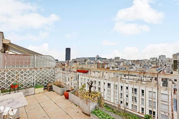 Dernier étage traversant avec balcon et terrasse plein sud