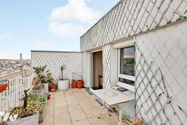 Dernier étage traversant avec balcon et terrasse plein sud