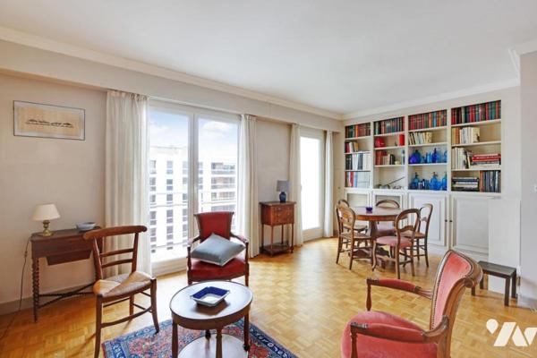 Dernier étage traversant avec balcon et terrasse plein sud