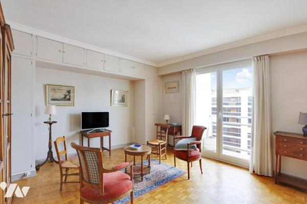 Dernier étage traversant avec balcon et terrasse plein sud