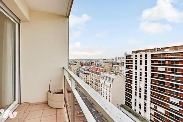 Dernier étage traversant avec balcon et terrasse plein sud