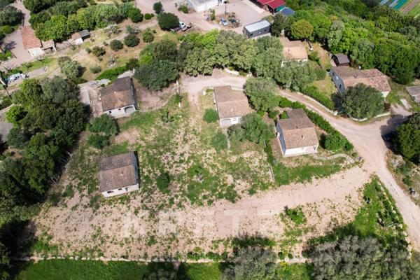 TERRAIN VIABILISÉ DE 830m2 ou MAISONNETTE À RÉNOVER, RARE