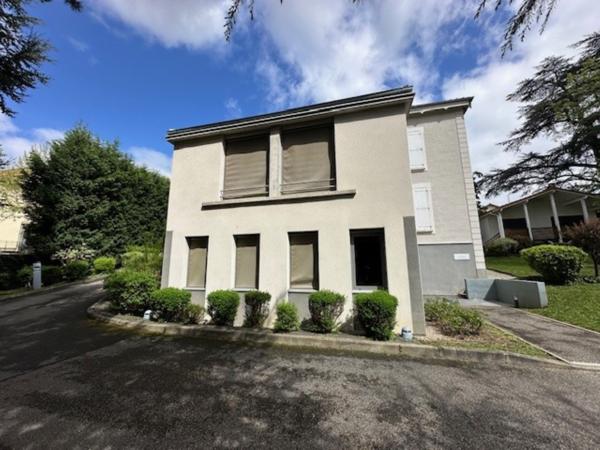 À VENDRE OU À LOUER - Bureaux de 380 m² dans une maison de Maître en R+1 sur terrain privatif et clos de 1 886 m² au Sud de Saint-Étienne