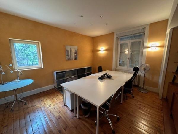 À VENDRE OU À LOUER - Bureaux de 380 m² dans une maison de Maître en R+1 sur terrain privatif et clos de 1 886 m² au Sud de Saint-Étienne