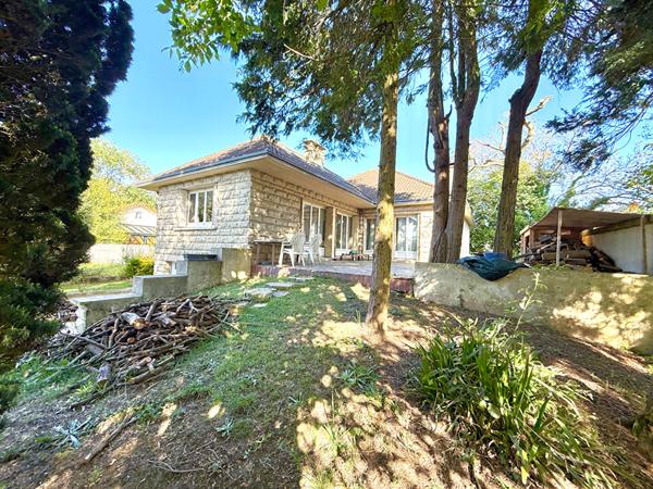 Terrain arboré de 841m2 maison 5  chambres proche du centre ville !