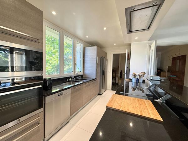 Terrain arboré de 841m2 maison 5  chambres proche du centre ville !