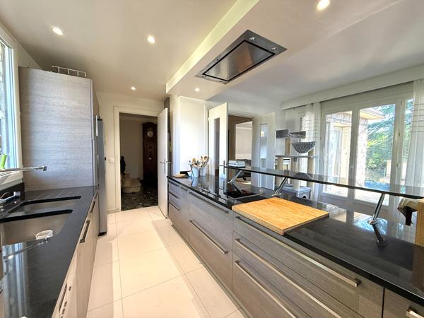 Terrain arboré de 841m2 maison 5  chambres proche du centre ville !