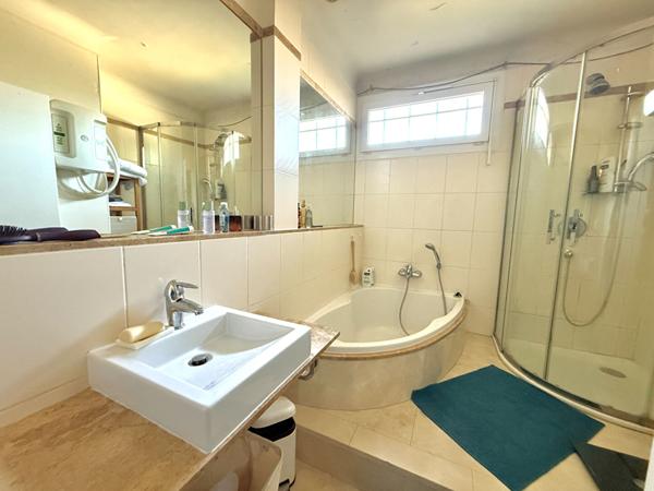 Terrain arboré de 841m2 maison 5  chambres proche du centre ville !