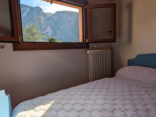 MAISON FAMILIALE PLEIN SUD 4 CHAMBRES AVEC JARDIN 2000 M2- VUE PANORAMIQUE MONTAGNES Ornolac ussat les bains