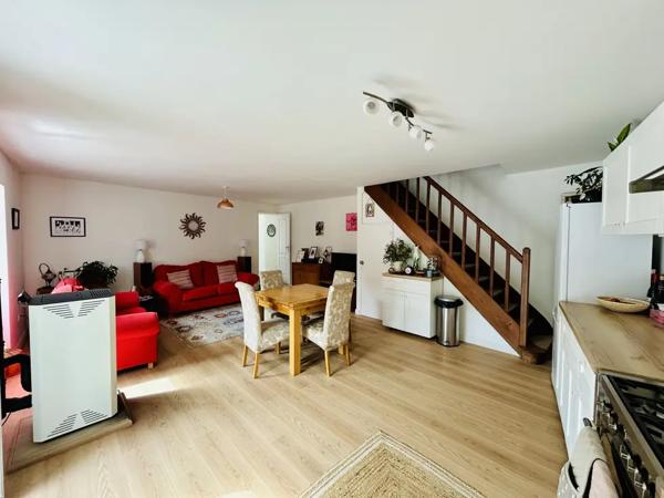 Propriété de Caractère avec Gîte, 6 chambres et Grange à Rén