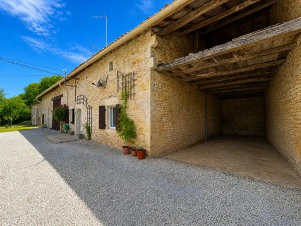 Propriété de Caractère avec Gîte, 6 chambres et Grange à Rén