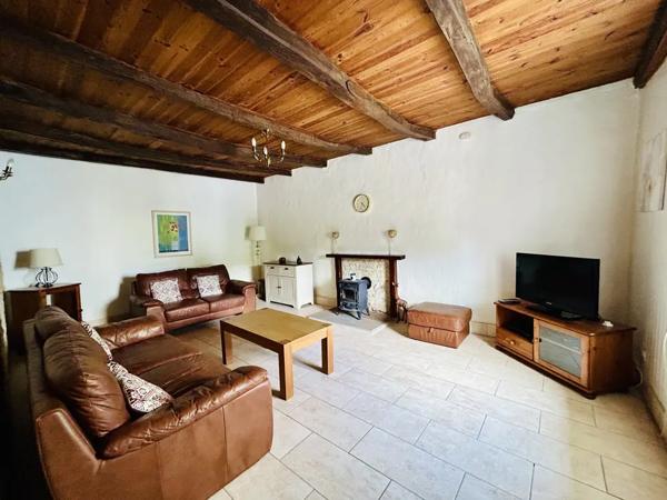 Propriété de Caractère avec Gîte, 6 chambres et Grange à Rén