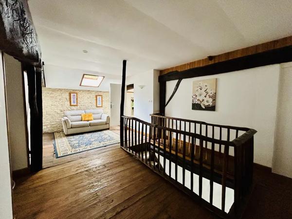 Propriété de Caractère avec Gîte, 6 chambres et Grange à Rén