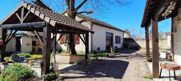 Ensemble immobilier avec double accès et beau potentiel d'am