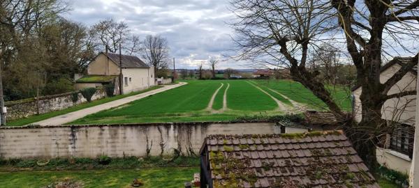 Ensemble immobilier avec double accès et beau potentiel d'am