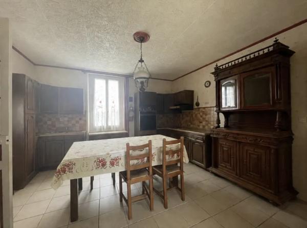 Ensemble immobilier avec double accès et beau potentiel d'am