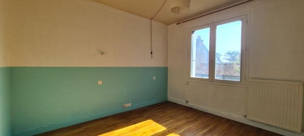 Maison Gorges Centre 8 P . 4 Chs . 174.34 M² . T 575 M² . Garage . Cave . Balcon