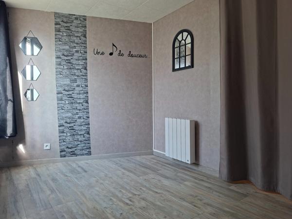 Habitation ancienne agrandie, entièrement rénovée avec gout, au cœur des Alpes Mancelles, écoles et commerces au pied, aucun travaux à prévoir.