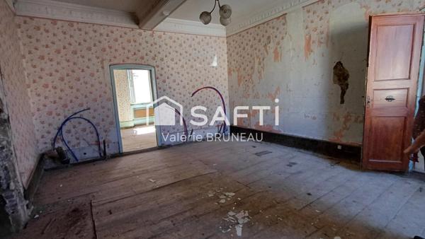BATISSE A RENOVER DE 460 M2 AU CENTRE VILLAGE