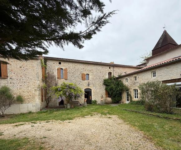 La Tâche. Propriété de 361 m² sur une parcelle de 2 ha