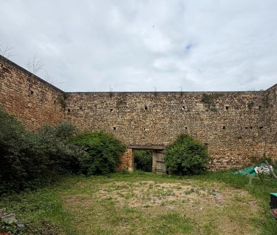 La Tâche. Propriété de 361 m² sur une parcelle de 2 ha