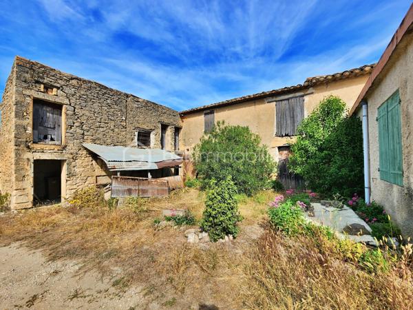 EXCLUSIVITÉ – LES TAILLADES

À proximité immédiate des commerces, découvrez ce corps de ferme en pierres d'environ 130m² à rénover, édifié sur une parcelle de 234 m².

Le bien offre actuellement 54 m² habitables, auxquels s'ajoute une pièce communicante d'environ 20 m² à aménager.

Une grange sur deux niveaux d'environ 60 m² avec plafond à la française et ses poutres apparentes ainsi qu'une dépendance complètent l'ensemble et offrent un beau potentiel d'aménagement.

Un bien authentique, idéal pour un projet de rénovation et de valorisation, à proximité des commodités.