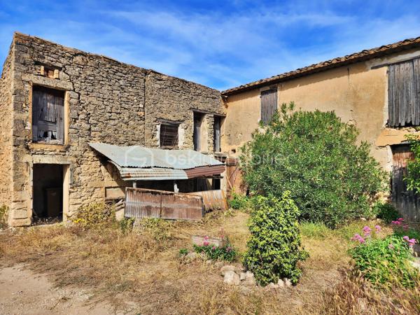 EXCLUSIVITÉ – LES TAILLADES

À proximité immédiate des commerces, découvrez ce corps de ferme en pierres d'environ 130m² à rénover, édifié sur une parcelle de 234 m².

Le bien offre actuellement 54 m² habitables, auxquels s'ajoute une pièce communicante d'environ 20 m² à aménager.

Une grange sur deux niveaux d'environ 60 m² avec plafond à la française et ses poutres apparentes ainsi qu'une dépendance complètent l'ensemble et offrent un beau potentiel d'aménagement.

Un bien authentique, idéal pour un projet de rénovation et de valorisation, à proximité des commodités.