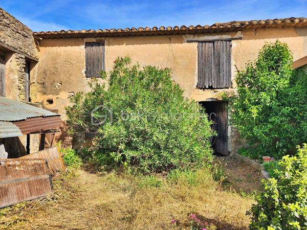 EXCLUSIVITÉ – LES TAILLADES

À proximité immédiate des commerces, découvrez ce corps de ferme en pierres d'environ 130m² à rénover, édifié sur une parcelle de 234 m².

Le bien offre actuellement 54 m² habitables, auxquels s'ajoute une pièce communicante d'environ 20 m² à aménager.

Une grange sur deux niveaux d'environ 60 m² avec plafond à la française et ses poutres apparentes ainsi qu'une dépendance complètent l'ensemble et offrent un beau potentiel d'aménagement.

Un bien authentique, idéal pour un projet de rénovation et de valorisation, à proximité des commodités.