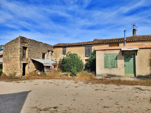 EXCLUSIVITÉ – LES TAILLADES

À proximité immédiate des commerces, découvrez ce corps de ferme en pierres d'environ 130m² à rénover, édifié sur une parcelle de 234 m².

Le bien offre actuellement 54 m² habitables, auxquels s'ajoute une pièce communicante d'environ 20 m² à aménager.

Une grange sur deux niveaux d'environ 60 m² avec plafond à la française et ses poutres apparentes ainsi qu'une dépendance complètent l'ensemble et offrent un beau potentiel d'aménagement.

Un bien authentique, idéal pour un projet de rénovation et de valorisation, à proximité des commodités.