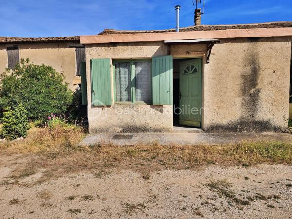 EXCLUSIVITÉ – LES TAILLADES

À proximité immédiate des commerces, découvrez ce corps de ferme en pierres d'environ 130m² à rénover, édifié sur une parcelle de 234 m².

Le bien offre actuellement 54 m² habitables, auxquels s'ajoute une pièce communicante d'environ 20 m² à aménager.

Une grange sur deux niveaux d'environ 60 m² avec plafond à la française et ses poutres apparentes ainsi qu'une dépendance complètent l'ensemble et offrent un beau potentiel d'aménagement.

Un bien authentique, idéal pour un projet de rénovation et de valorisation, à proximité des commodités.