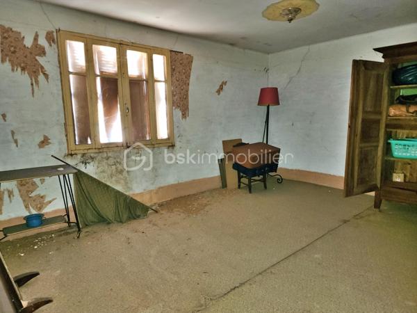 EXCLUSIVITÉ – LES TAILLADES

À proximité immédiate des commerces, découvrez ce corps de ferme en pierres d'environ 130m² à rénover, édifié sur une parcelle de 234 m².

Le bien offre actuellement 54 m² habitables, auxquels s'ajoute une pièce communicante d'environ 20 m² à aménager.

Une grange sur deux niveaux d'environ 60 m² avec plafond à la française et ses poutres apparentes ainsi qu'une dépendance complètent l'ensemble et offrent un beau potentiel d'aménagement.

Un bien authentique, idéal pour un projet de rénovation et de valorisation, à proximité des commodités.