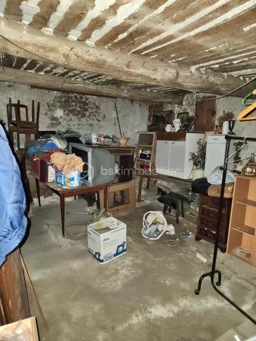 EXCLUSIVITÉ – LES TAILLADES

À proximité immédiate des commerces, découvrez ce corps de ferme en pierres d'environ 130m² à rénover, édifié sur une parcelle de 234 m².

Le bien offre actuellement 54 m² habitables, auxquels s'ajoute une pièce communicante d'environ 20 m² à aménager.

Une grange sur deux niveaux d'environ 60 m² avec plafond à la française et ses poutres apparentes ainsi qu'une dépendance complètent l'ensemble et offrent un beau potentiel d'aménagement.

Un bien authentique, idéal pour un projet de rénovation et de valorisation, à proximité des commodités.