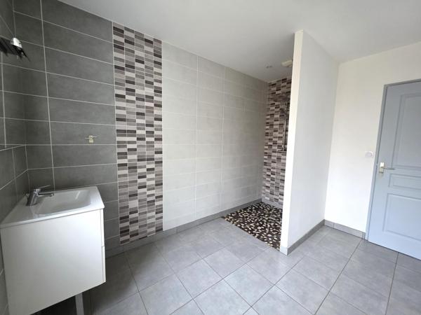 Contemporaine 4 chambres avec grande pièce de vie !