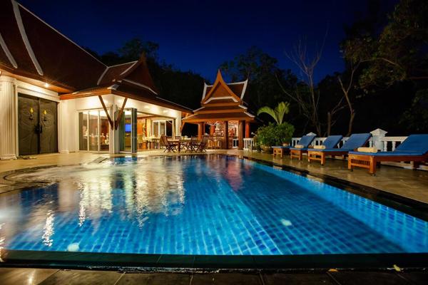 Villa de 12 chambres avec 2 piscines à vendre à Patong, Phuket