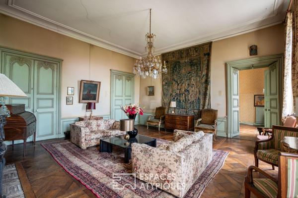 Élégance XVIIIe au cœur de la Cité Nantaise un appartement à réinventer