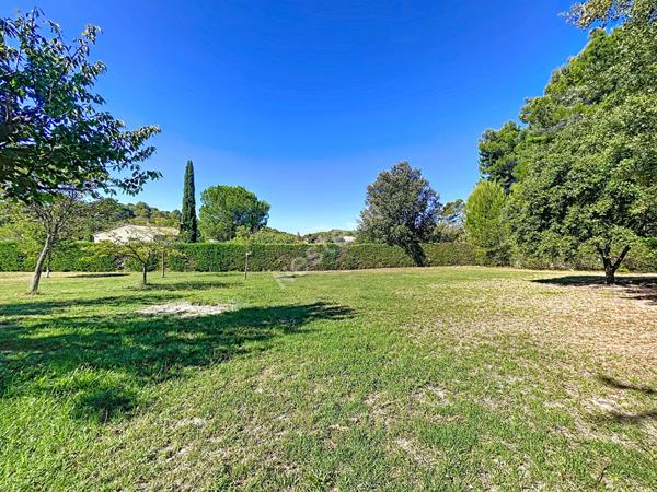 Terrain constructible de 1000 m2, libre constructeur, environnement calme, vue dégagée sud et ouest, arboré et piscinable