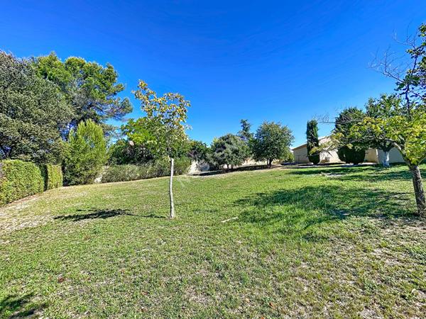 Terrain constructible de 1000 m2, libre constructeur, environnement calme, vue dégagée sud et ouest, arboré et piscinable