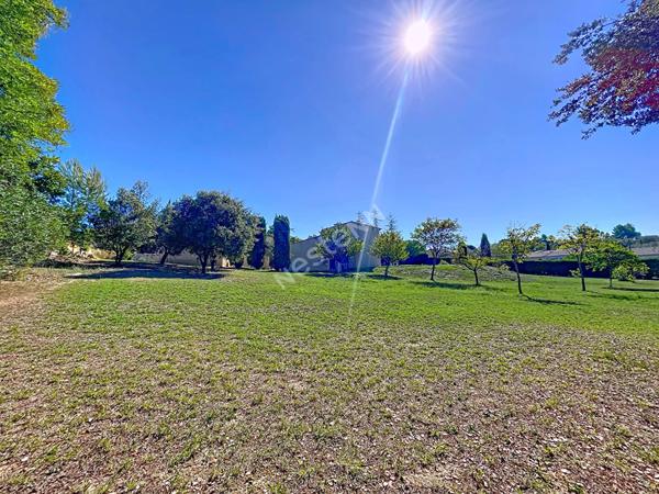 Terrain constructible de 1000 m2, libre constructeur, environnement calme, vue dégagée sud et ouest, arboré et piscinable