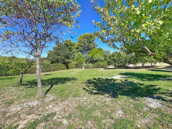 Terrain constructible de 1000 m2, libre constructeur, environnement calme, vue dégagée sud et ouest, arboré et piscinable