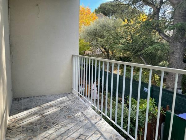 Cassis (13260) proche du port à pied, Grand T1 avec parking et balcon