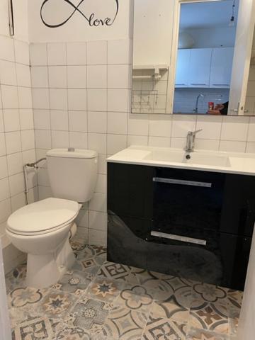 Cassis (13260) proche du port à pied, Grand T1 avec parking et balcon