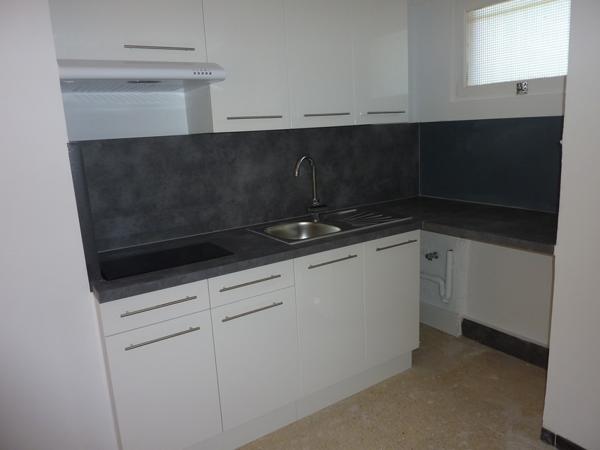 Cassis (13260) proche du port à pied, Grand T1 avec parking et balcon