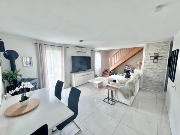 Maison à vendre 6 pièces FRENEUSE (78) - terrain 855 m² avec jardin - dépendance avec double garage - Piscine - véranda