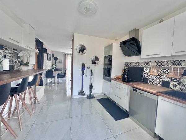 Maison à vendre 6 pièces FRENEUSE (78) - terrain 855 m² avec jardin - dépendance avec double garage - Piscine - véranda