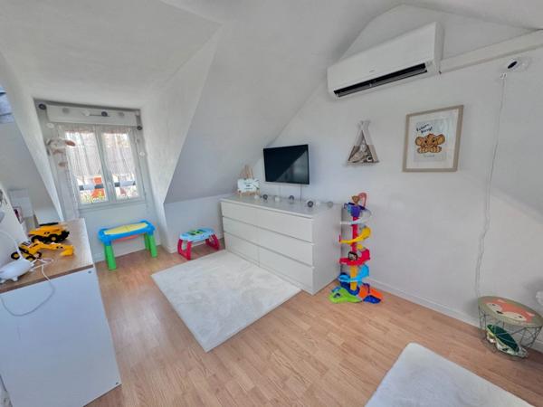 Maison à vendre 6 pièces FRENEUSE (78) - terrain 855 m² avec jardin - dépendance avec double garage - Piscine - véranda