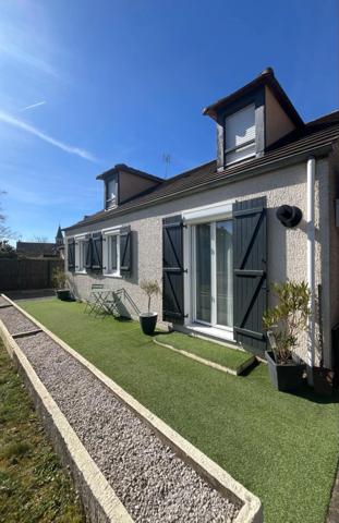 Maison à vendre 6 pièces FRENEUSE (78) - terrain 855 m² avec jardin - dépendance avec double garage - Piscine - véranda