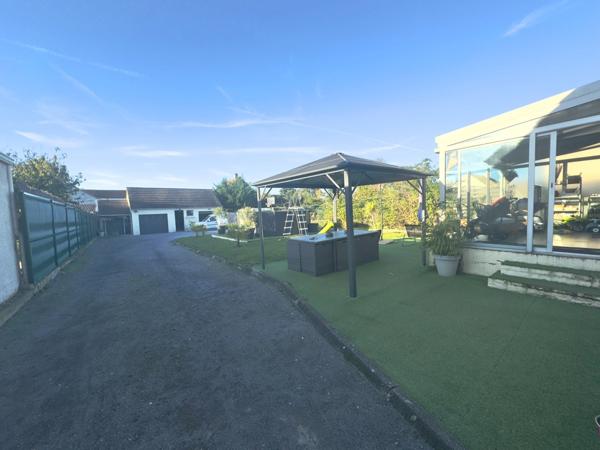 Maison à vendre 6 pièces FRENEUSE (78) - terrain 855 m² avec jardin - dépendance avec double garage - Piscine - véranda