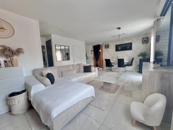 Maison à vendre 6 pièces FRENEUSE (78) - terrain 855 m² avec jardin - dépendance avec double garage - Piscine - véranda